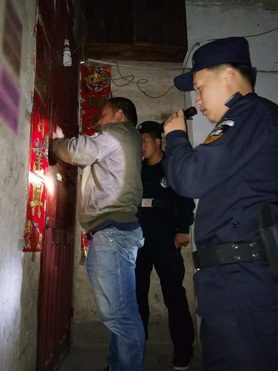 丹阳粗心妈妈误将幼女锁家中 